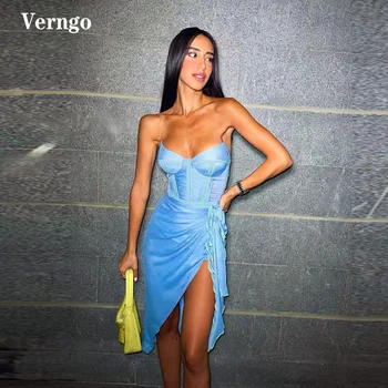 Verngo Seksi Sevgiliye Diz Boyu balo kıyafetleri Gökyüzü Mavi Bölünmüş Dökümlü Kemikler Kısa Kokteyl Elbiseleri Asimetrik Örgün Parti Elbise