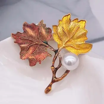 1 ADET Renk Boyalı Akçaağaç Yaprakları Tasarım Metal Broş Pin İmitasyon İnci Dekorasyon Altın Renk Broş Pins Kadınlar Partisi Takı